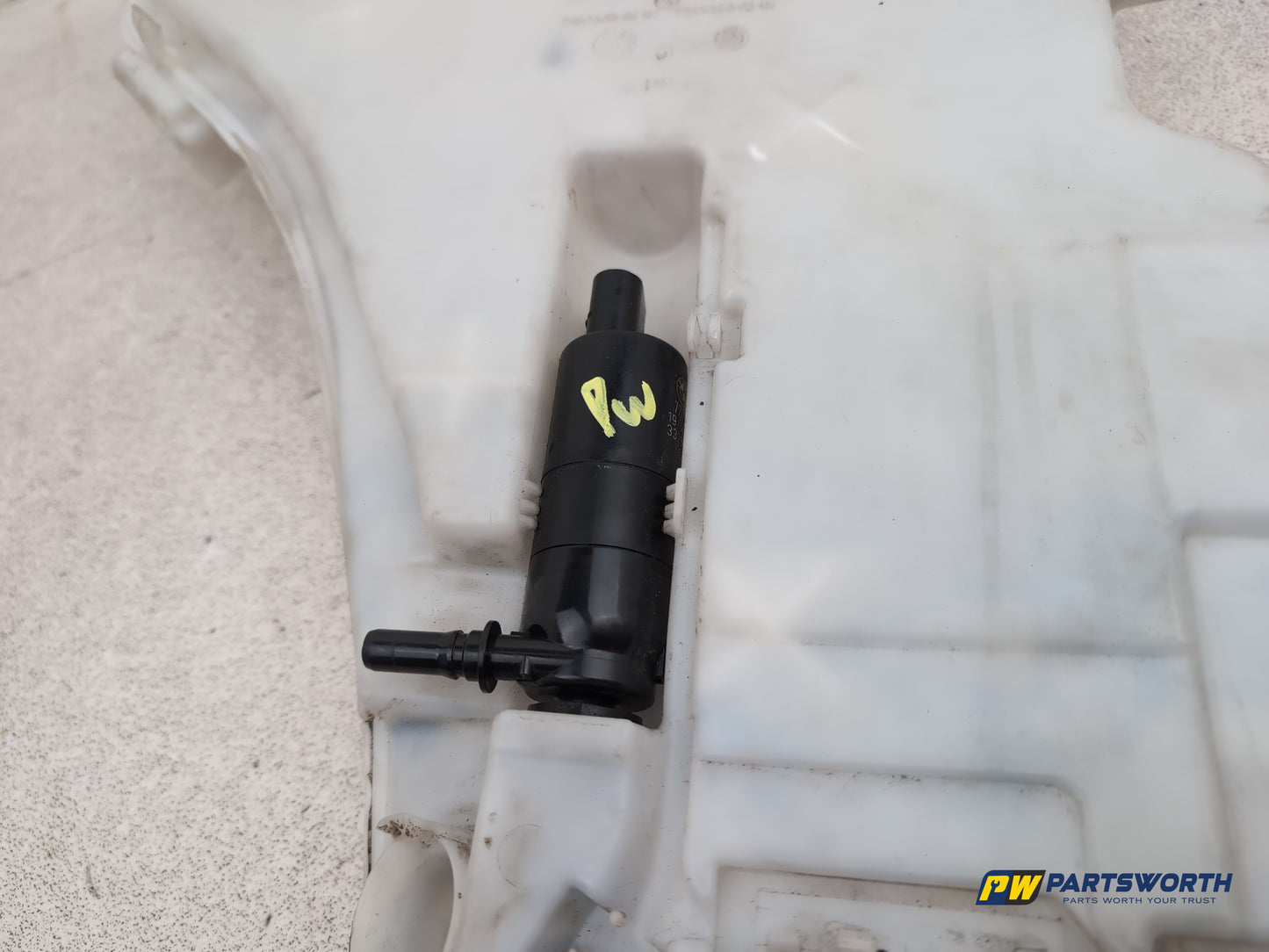 Bmw 5 Series 520d Se Washer Bottle Screen 8050439 2013-2017 - photo 9