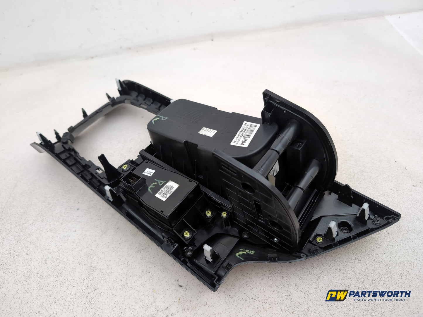 Hyundai I40 Style Crdi 2012 Centre Console Storage Tray & Switches 84670-3z900 - photo 9