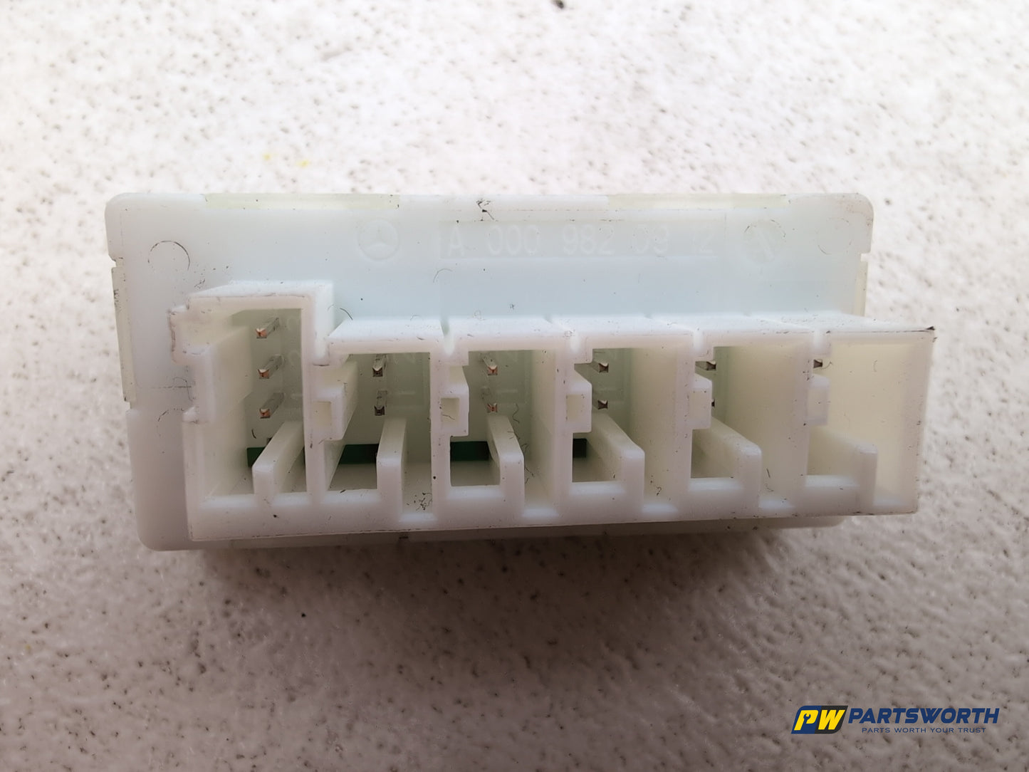 Mercedes W176 W222 W246 Voltage Converter Power Distributor Fuse A0009820912 - photo 7