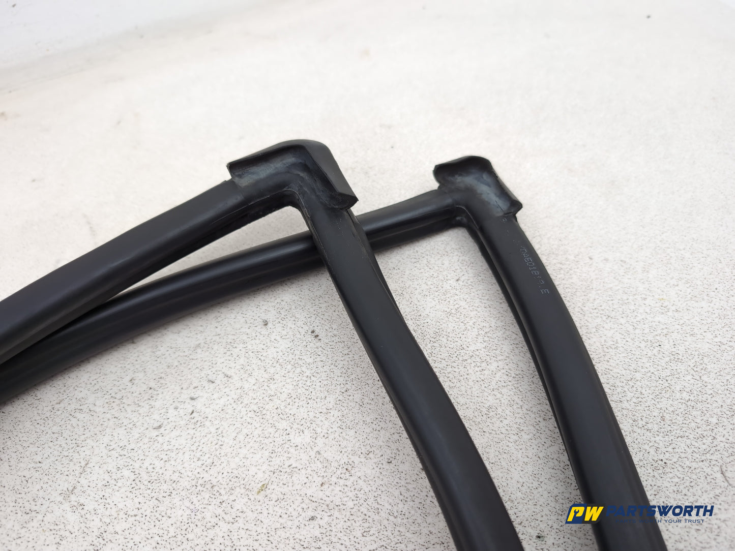 Porsche Cayenne Tiptronic S Front Bonnet Seal Rubber 7l5823707 2003-2010 - photo 6