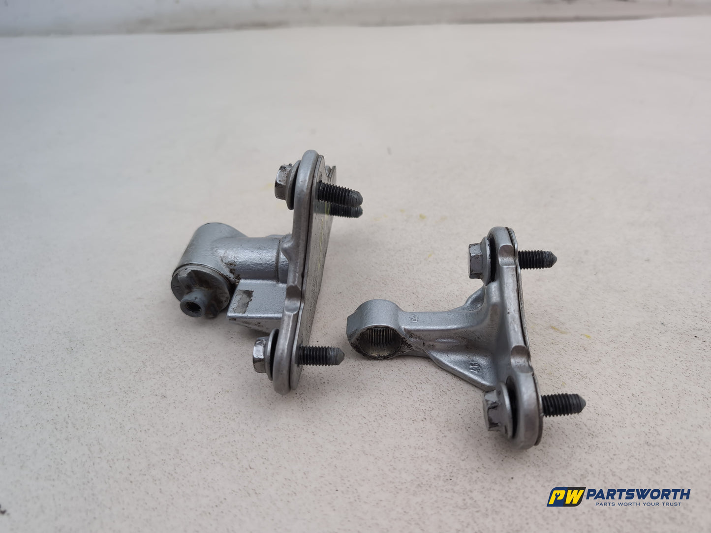 Mercedes R320 R-Class W251 Rear Left Door Hinge Pair 2006-2013 - photo 6