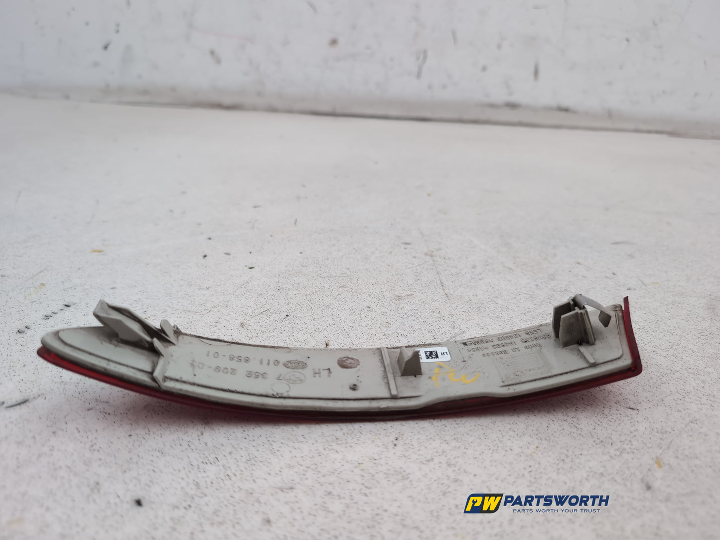 Reflector Rear LH 6