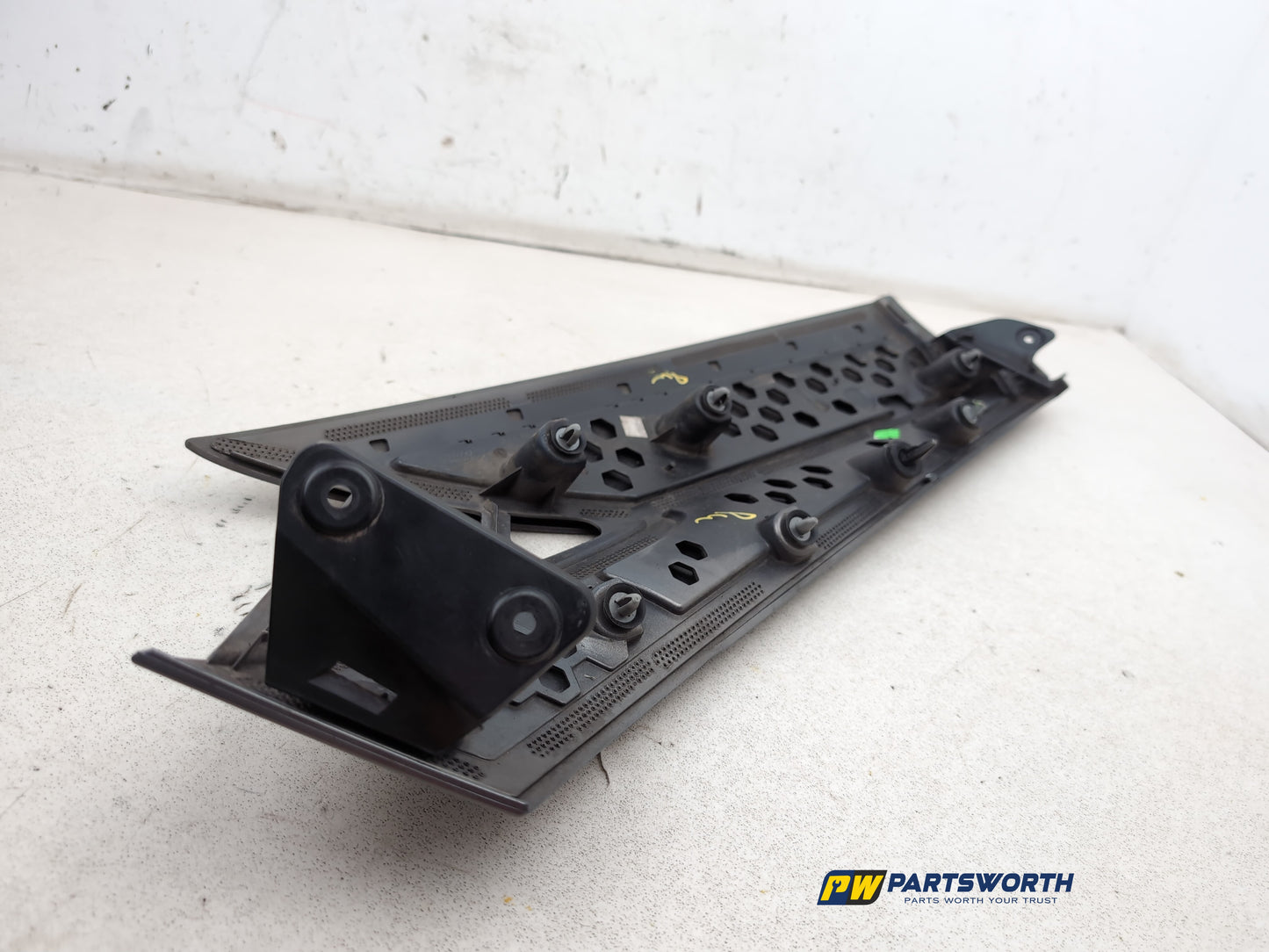 Moulding Quarter Panel RH 8