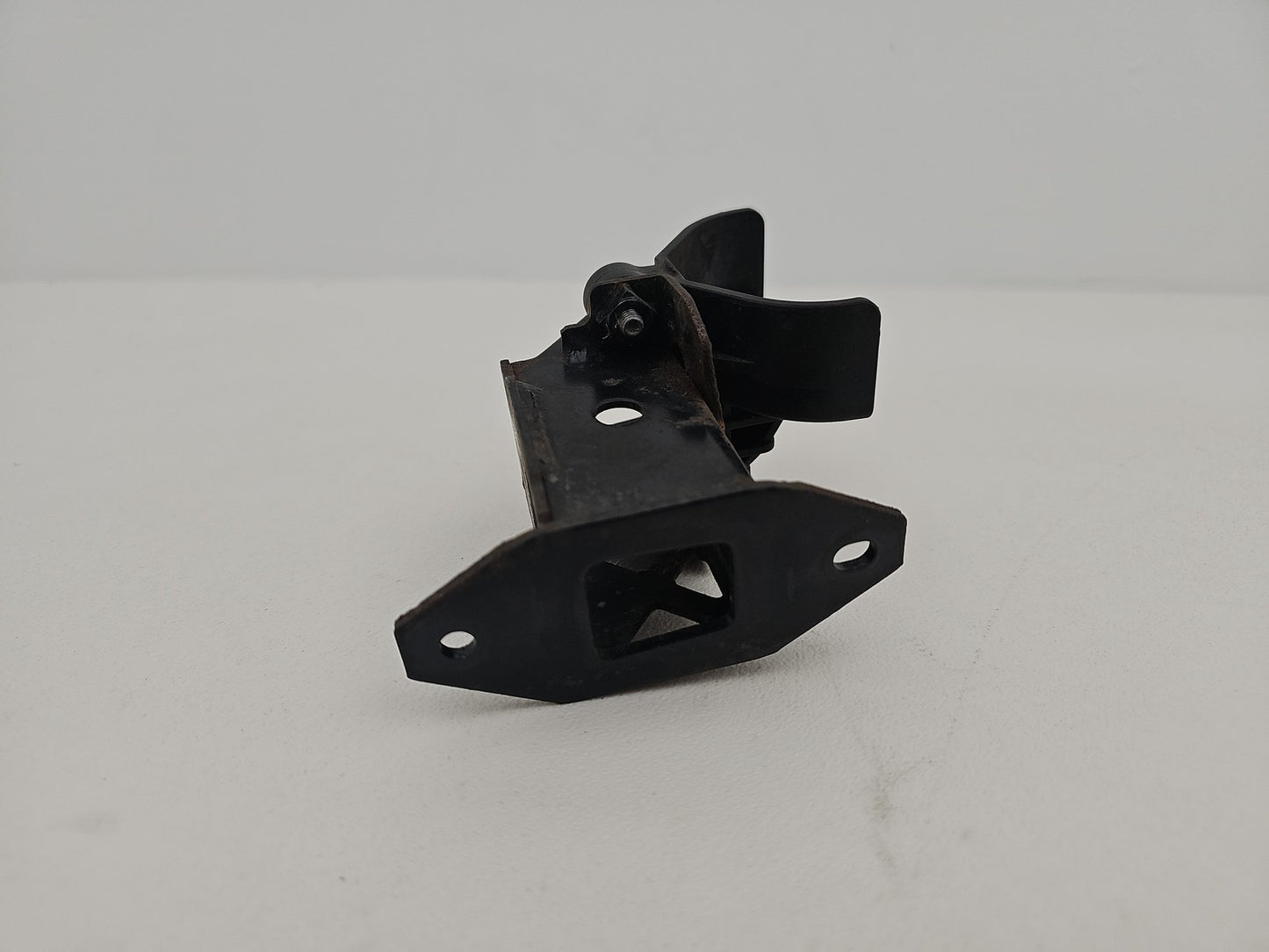 JAGUAR XF 2016 2.0 DIESEL RHD LOWER RADIATOR MOUNT BRACKET GX738983CD RIGHT O/S