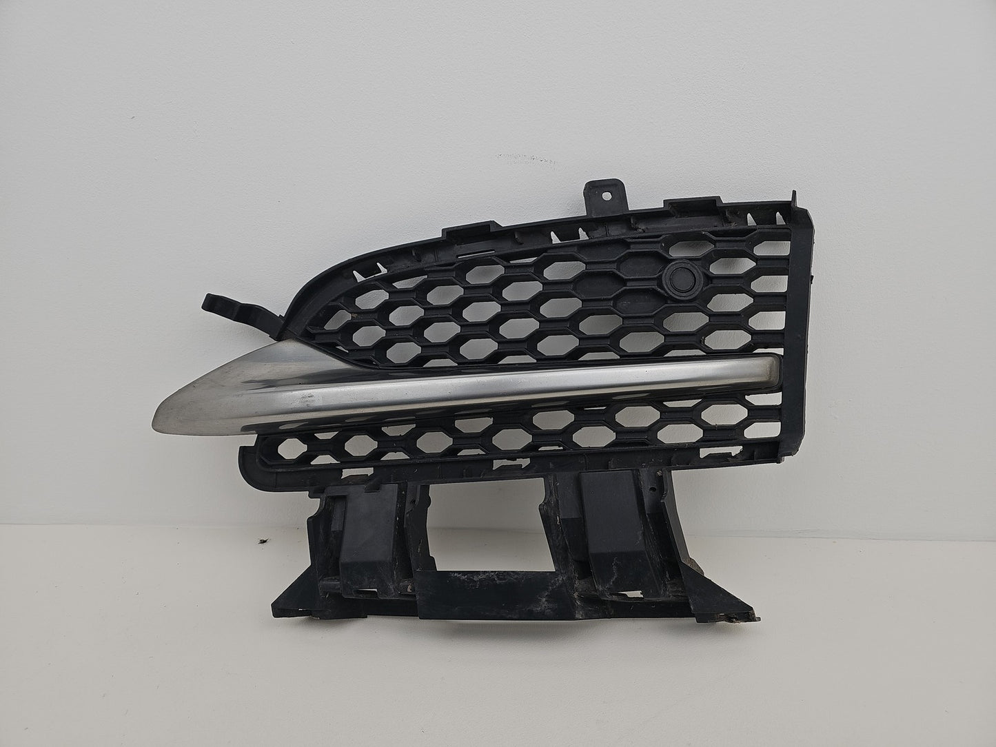 JAGUAR XE GRILLE FRONT BUMPER LEFT R SPORT GX7M-8B290-CA X760 2015-2024