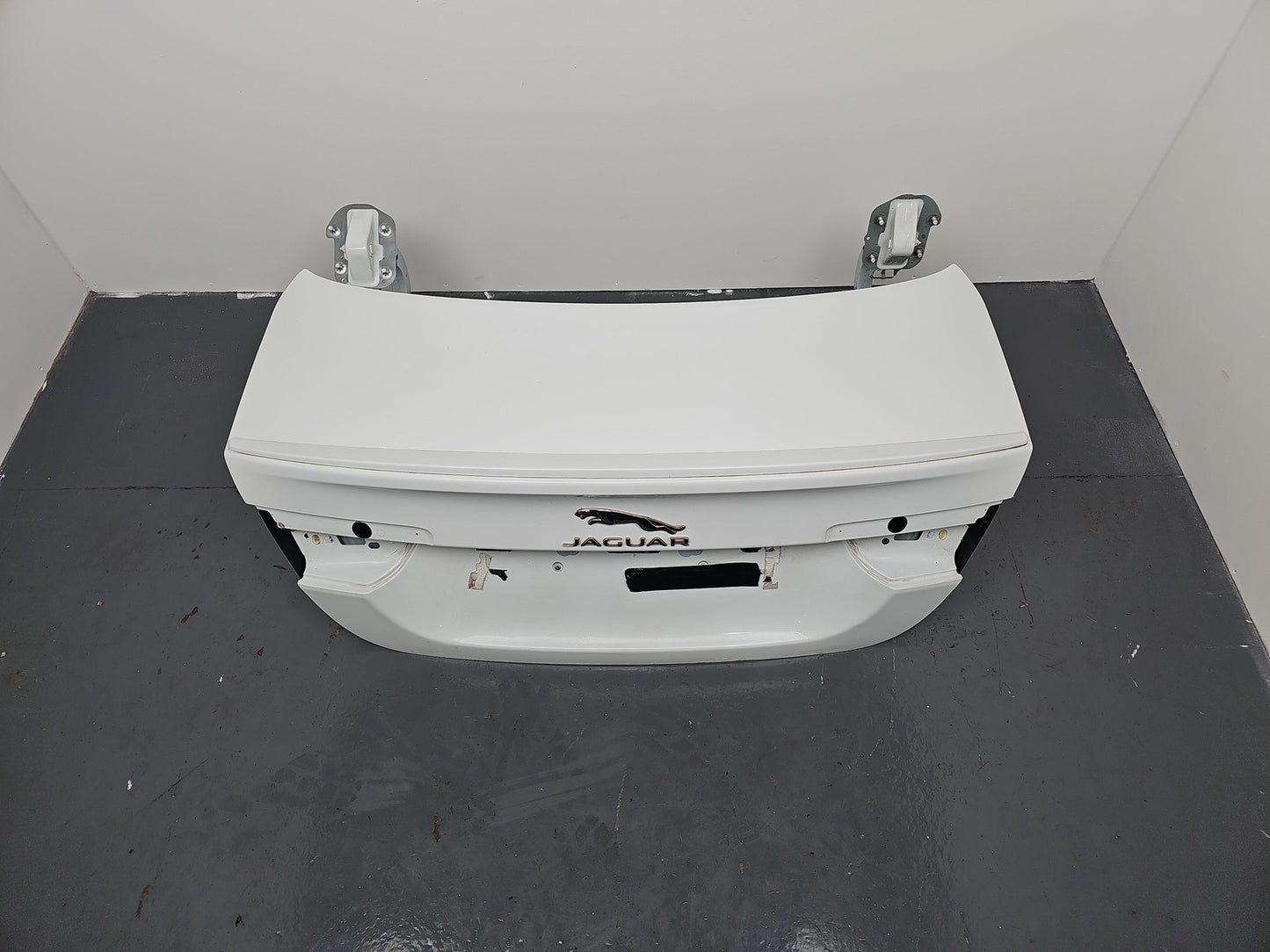 JAGUAR XE R-SPORT D Boot Lid X760 2015-2018 LRC NER POLARIS WHITE LIP INCLUDED