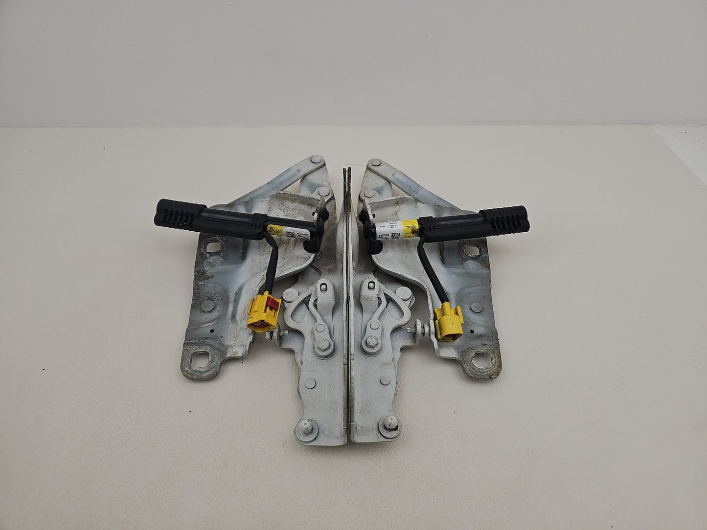 JAGUAR XE BONNET HINGES-ACTUATORS GX73-16800-AE-GX73-16801-AE NER POLARIS WHITE