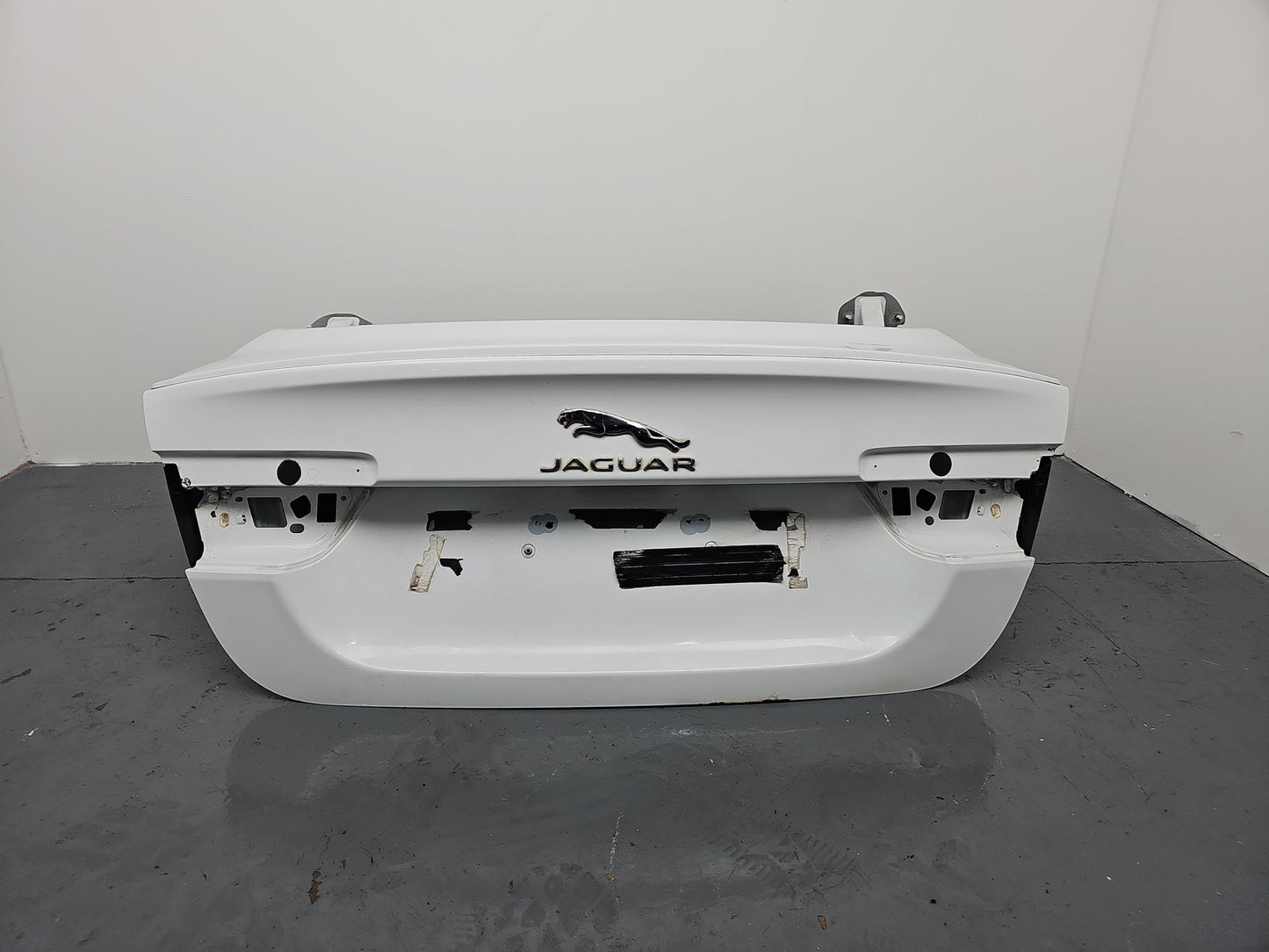 JAGUAR XE R-SPORT D Boot Lid X760 2015-2018 LRC NER POLARIS WHITE LIP INCLUDED