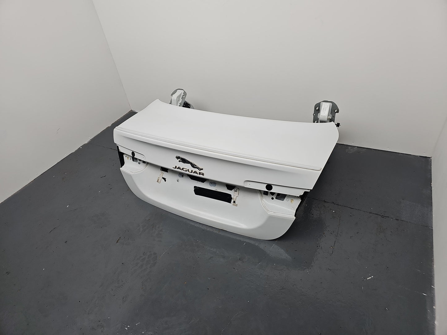 JAGUAR XE R-SPORT D Boot Lid X760 2015-2018 LRC NER POLARIS WHITE LIP INCLUDED