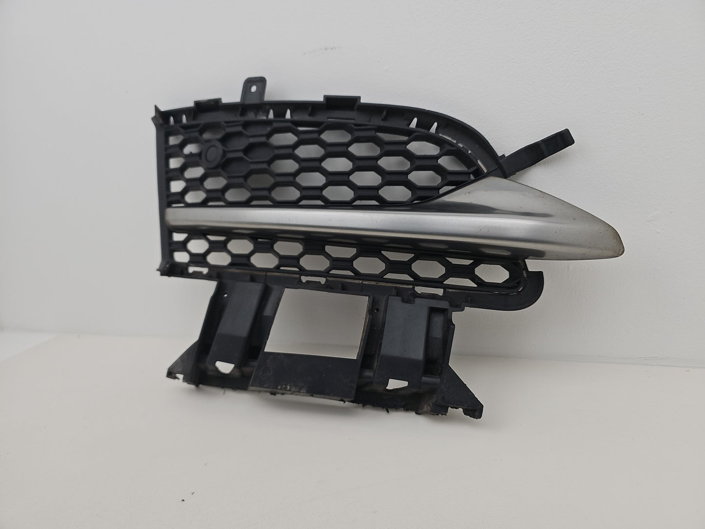 JAGUAR XE GRILLE FRONT BUMPER RIGHT R SPORT GX7M-8B289-CA X760 2015-2024