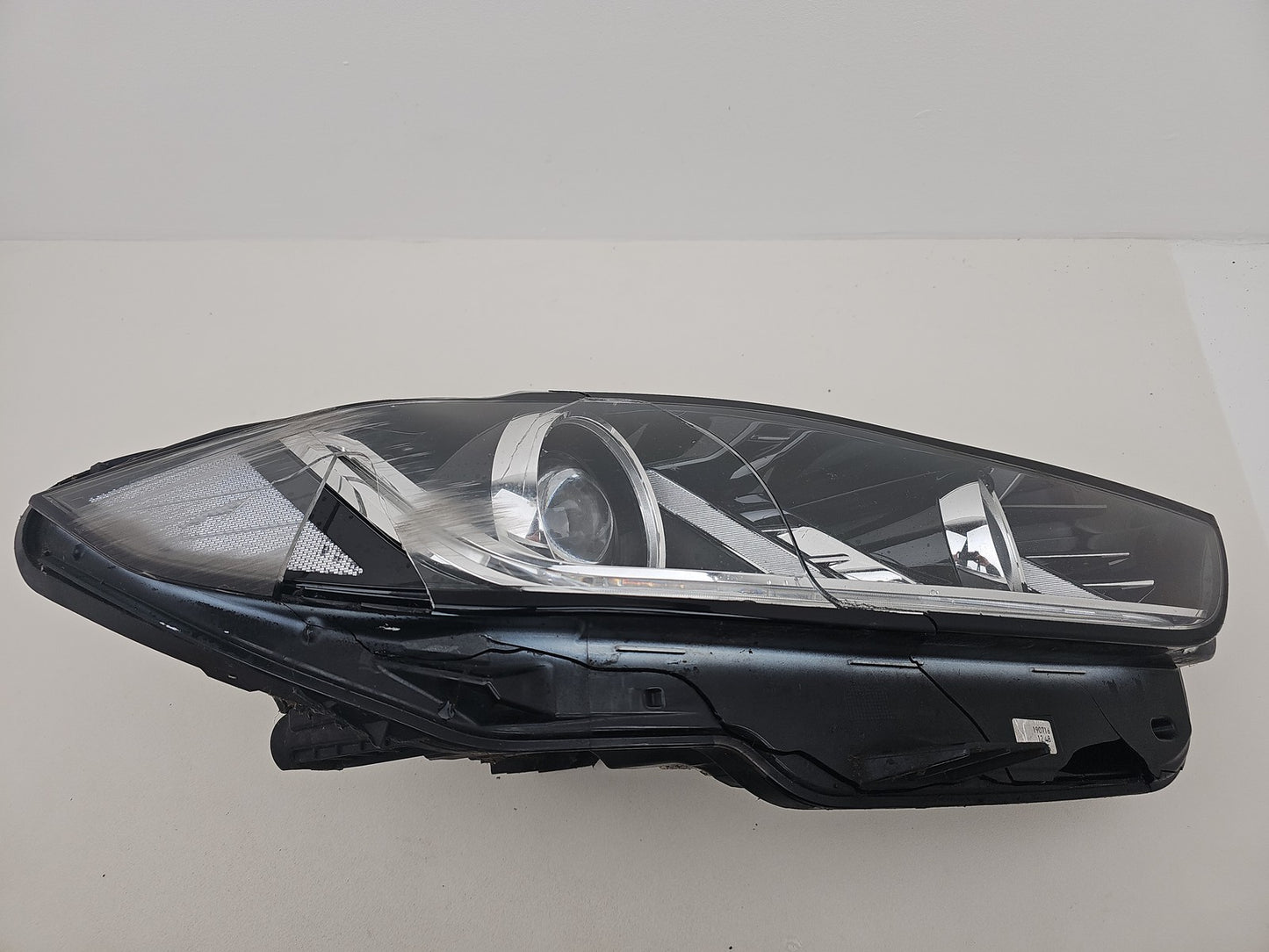 JAGUAR XE X760 XENON HEADLIGHT FRONT RIGHT SIDE DAMAGED GX73-13W029-DF 2016