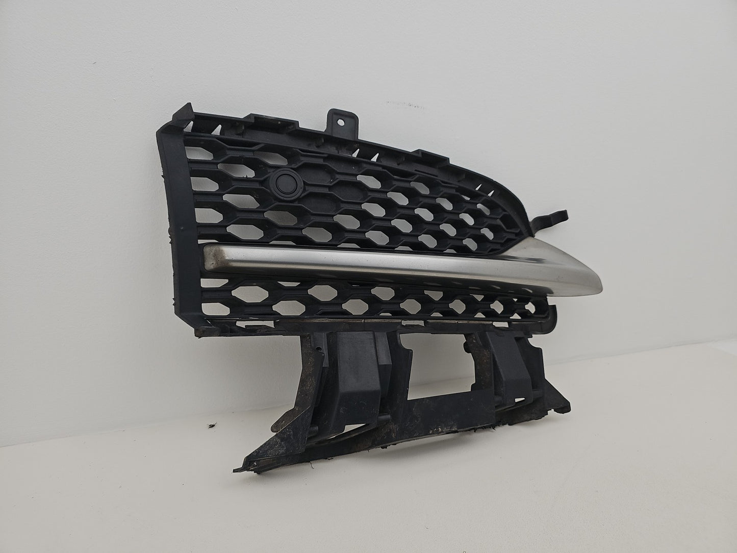 JAGUAR XE GRILLE FRONT BUMPER RIGHT R SPORT GX7M-8B289-CA X760 2015-2024