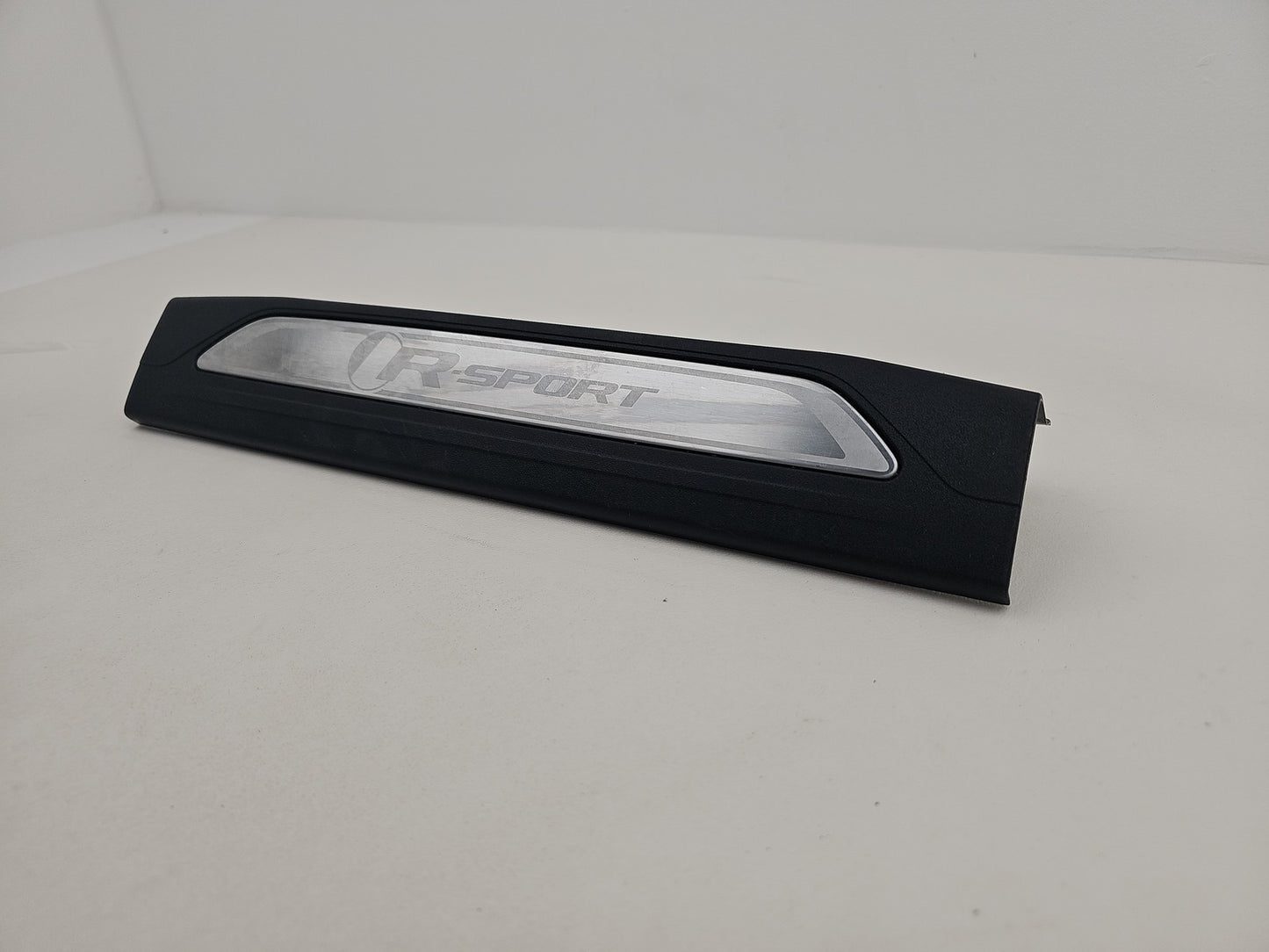JAGUAR XE X760 DOOR SILL TRIM COVER FRONT LEFT PASSENGER SIDE 2016 GX7M-13201-A