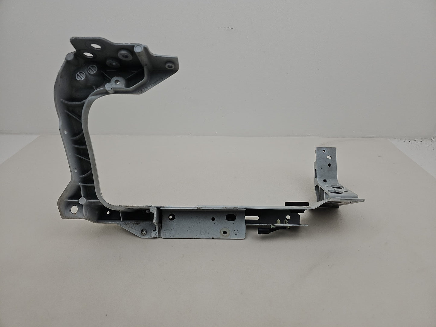 JAGUAR XE X760 HEADLIGHT BRACKET FRONT LEFT PASSENGER SIDE 2015 - 2018 3210050