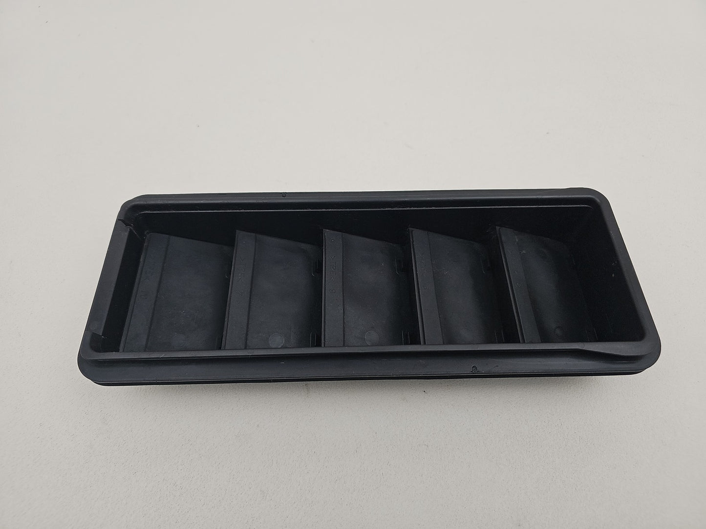 JAGUAR/LAND ROVER REAR BODY VENTS GRILLE GX63-280B62-AA OEM GENUINE