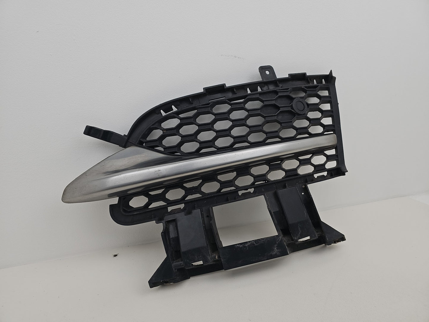 JAGUAR XE GRILLE FRONT BUMPER LEFT R SPORT GX7M-8B290-CA X760 2015-2024