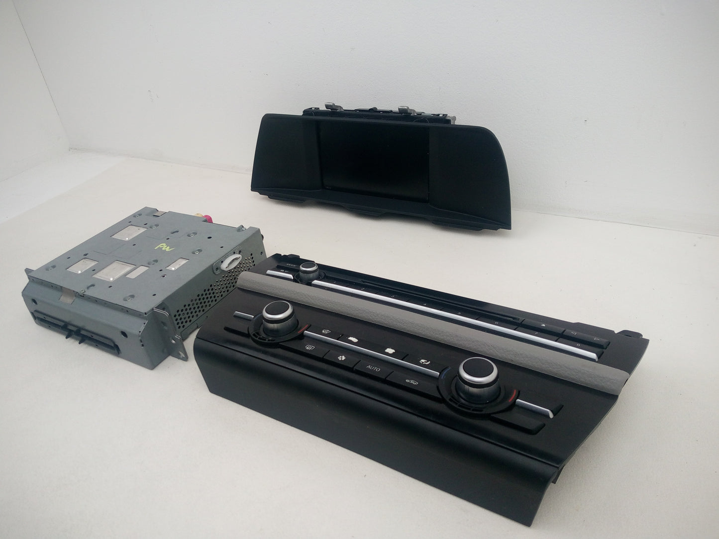 Radio - DAB/CD Player, Display screen + Facia  2