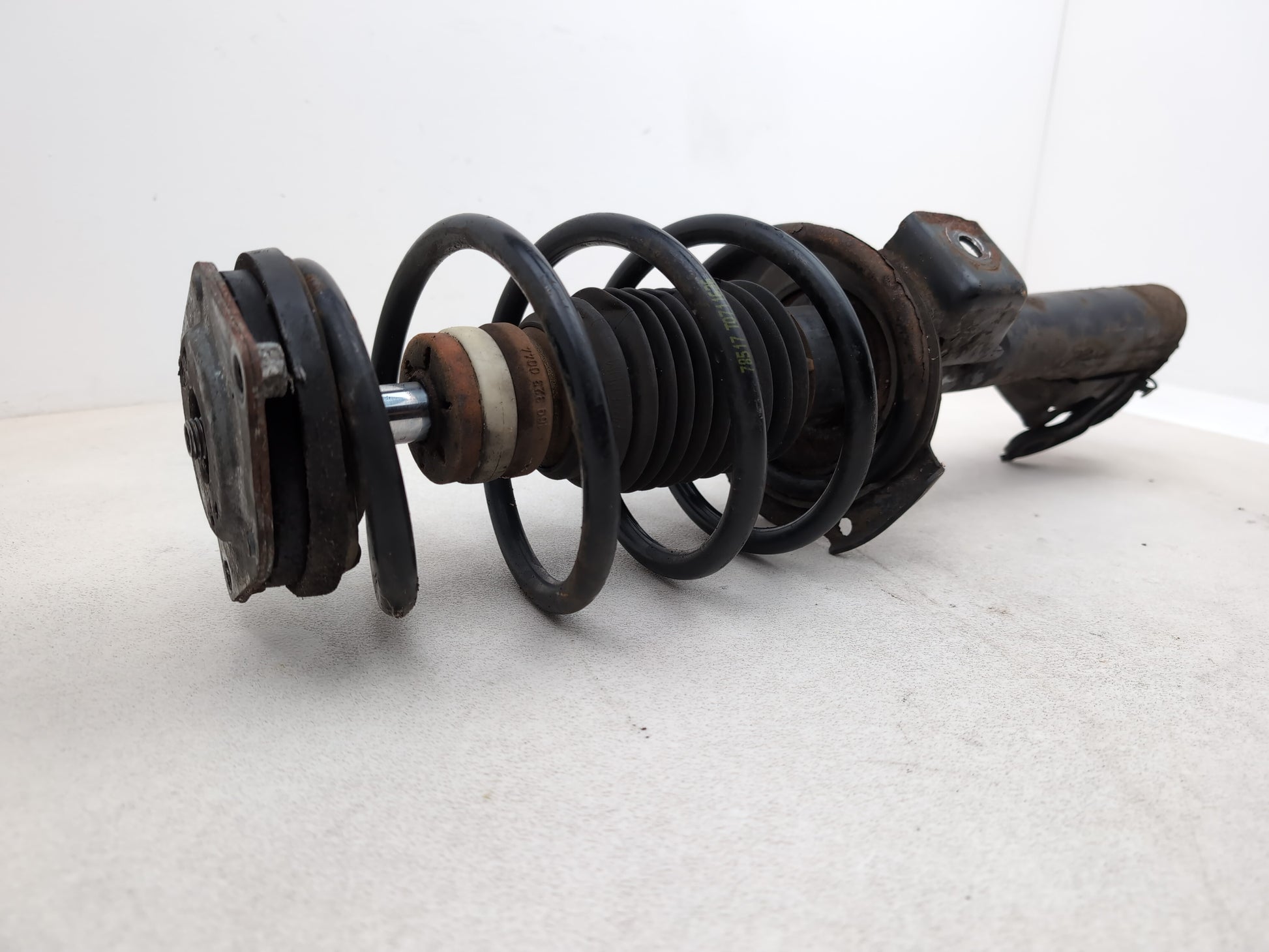 FRONT LEFT SUSPENSION LEG STRUT HUB 3