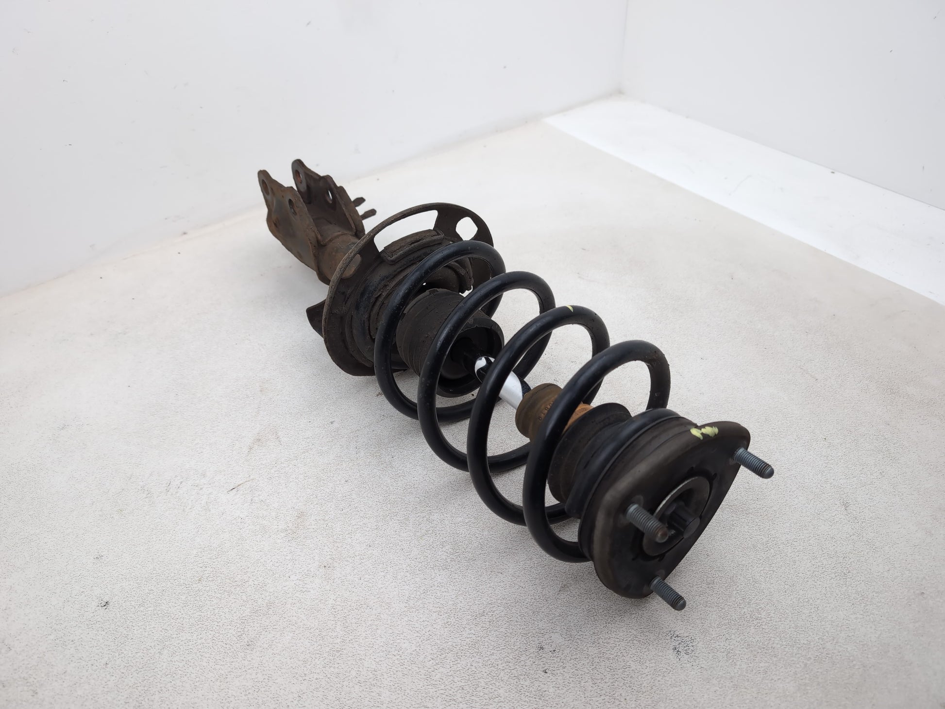 FRONT LEFT SUSPENSION LEG STRUT HUB 3