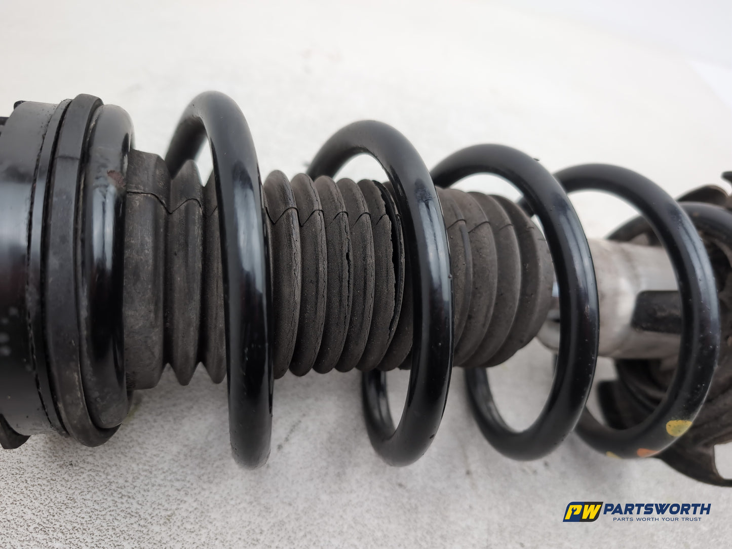 FRONT LEFT SUSPENSION LEG STRUT HUB 8