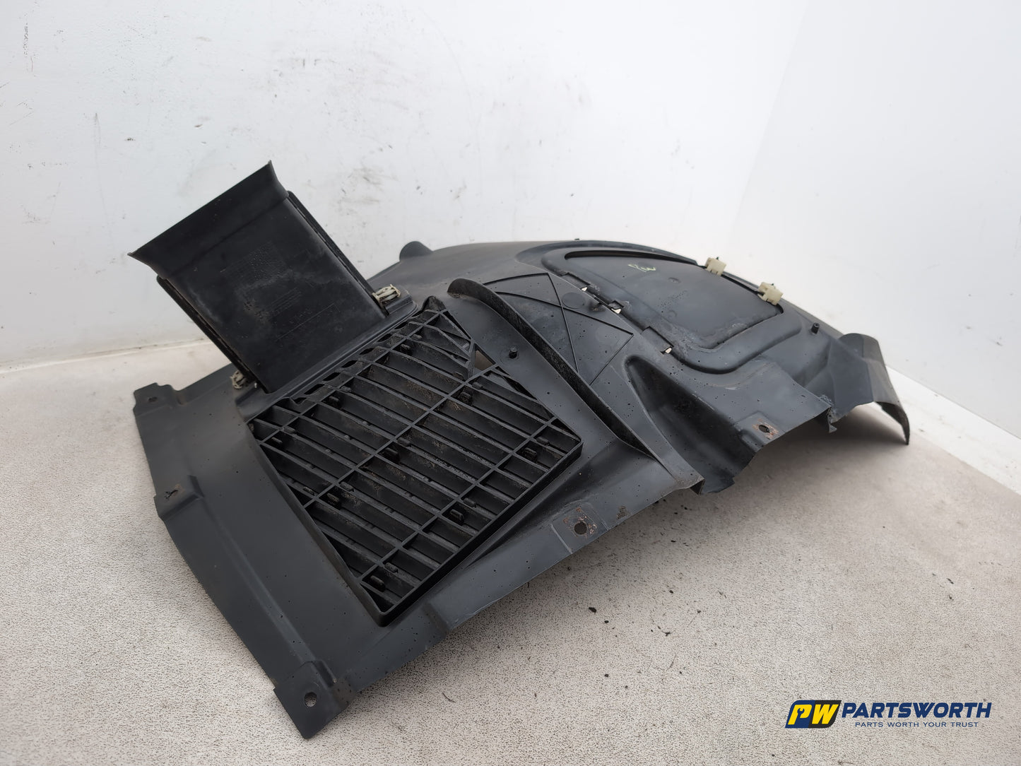 Moulding Wheel Arch Front RH 3
