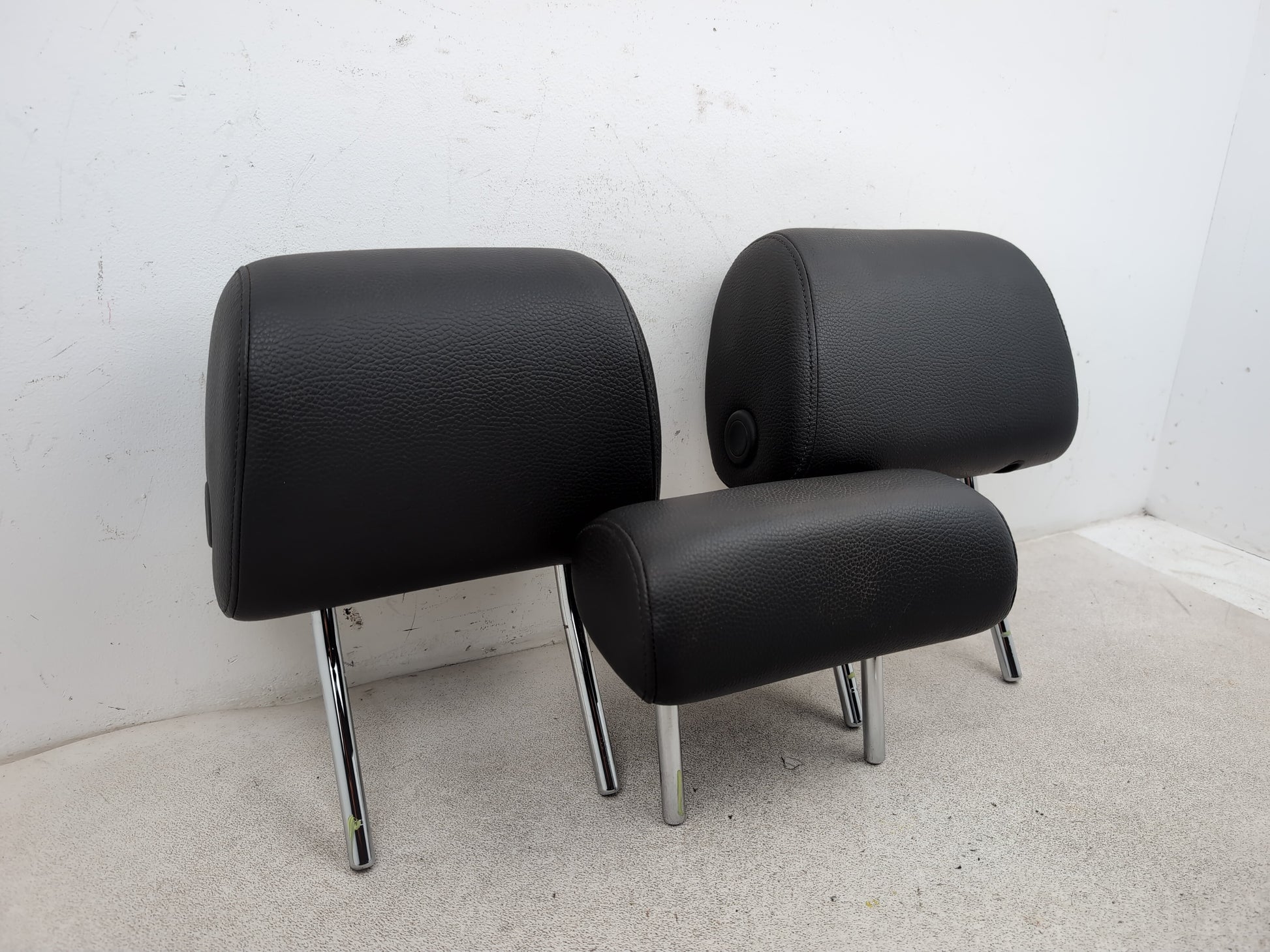 Rear Headrest 3