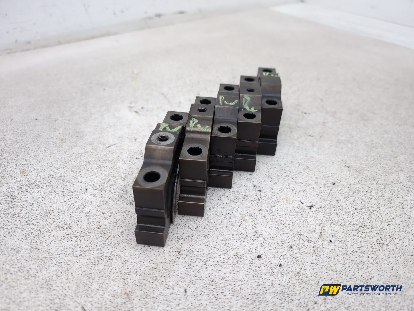 Bmw Bmw 3 4 5 6 7 X Engine Crankshaft Bearing Caps Set Of 5 7797928 - photo 3