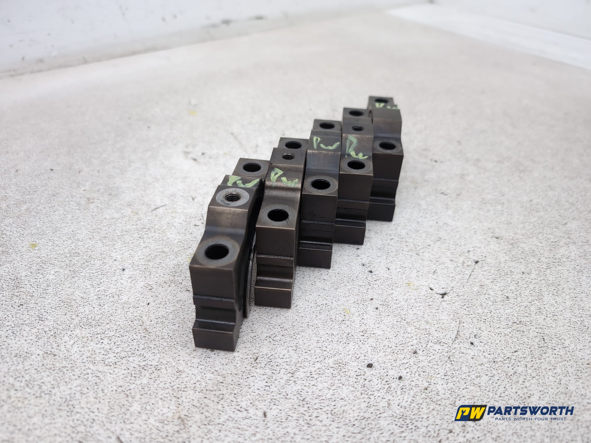 Bmw Bmw 3 4 5 6 7 X Engine Crankshaft Bearing Caps Set Of 5 7797928 - photo 3