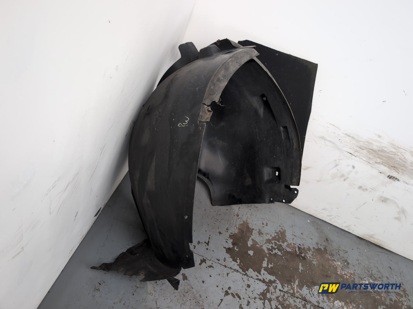 Moulding Wheel Arch Front LH 3