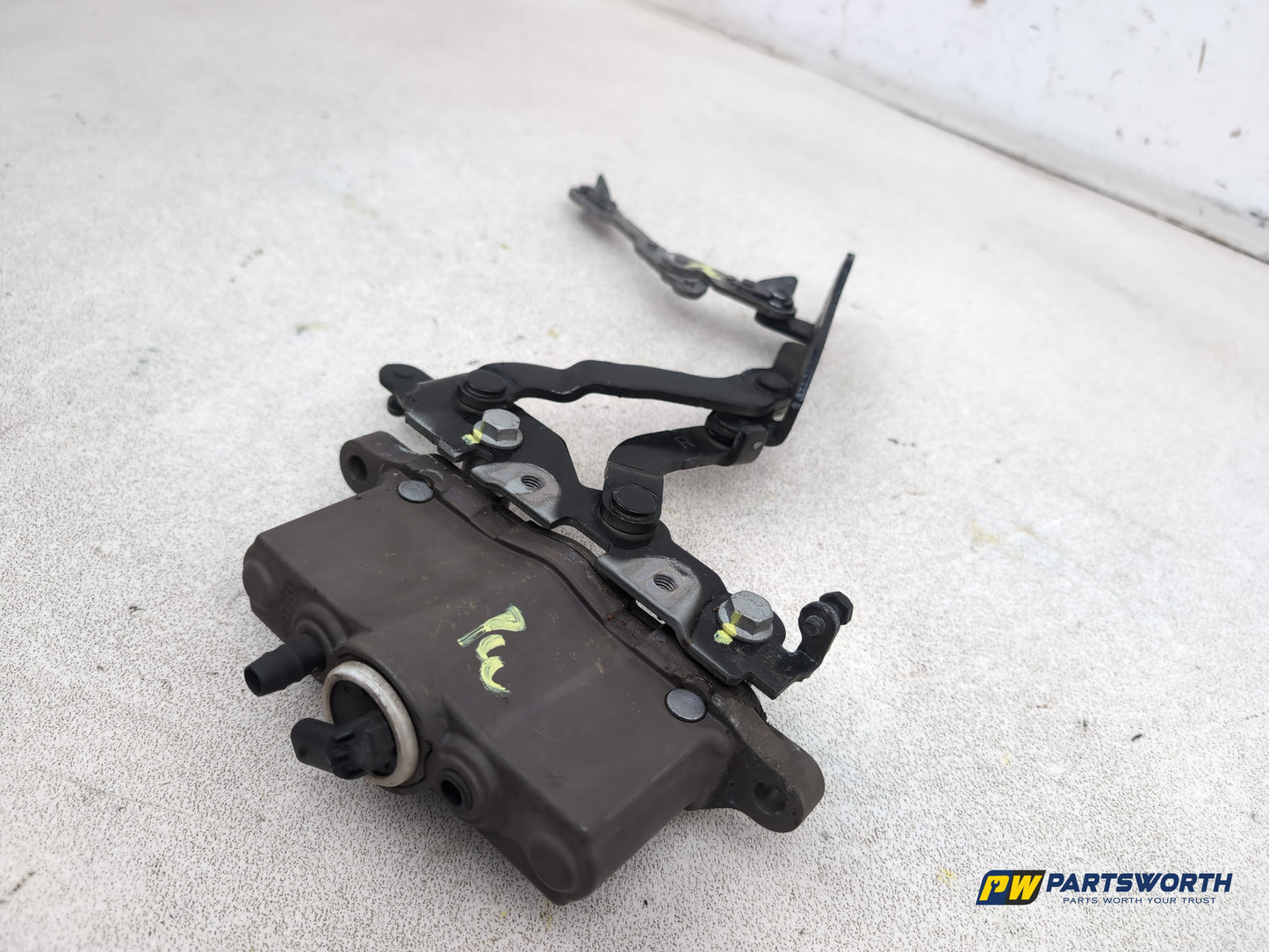 Mercedes-Benz E220 E-Class W212 Saloon Bonnet Hinge Rh Driver Side A2048800228