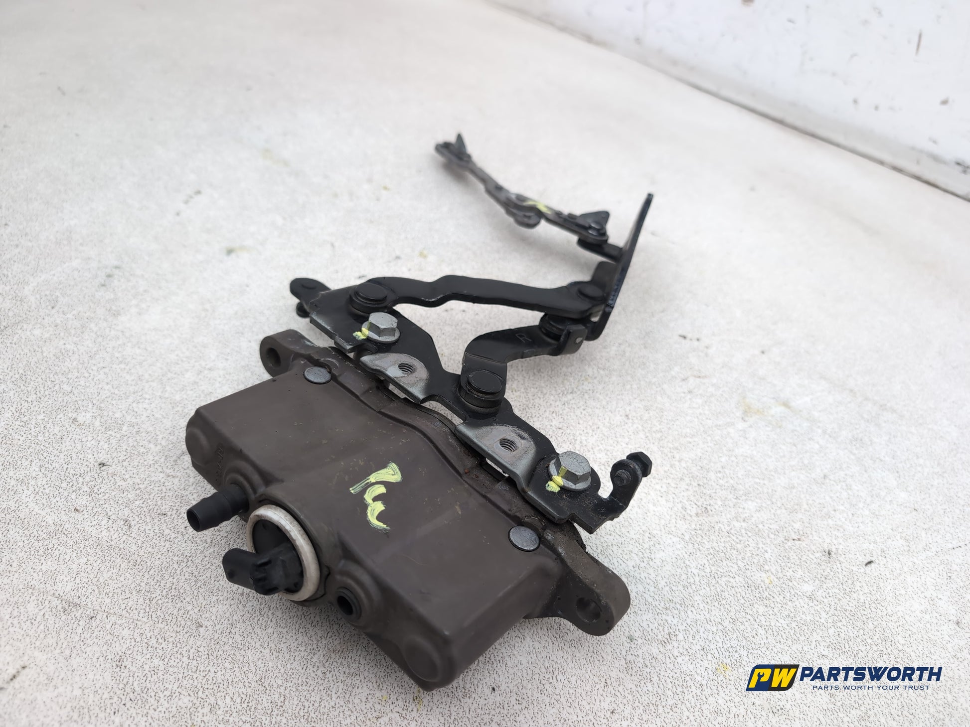 Mercedes-Benz E220 E-Class W212 Saloon Bonnet Hinge Rh Driver Side A2048800228