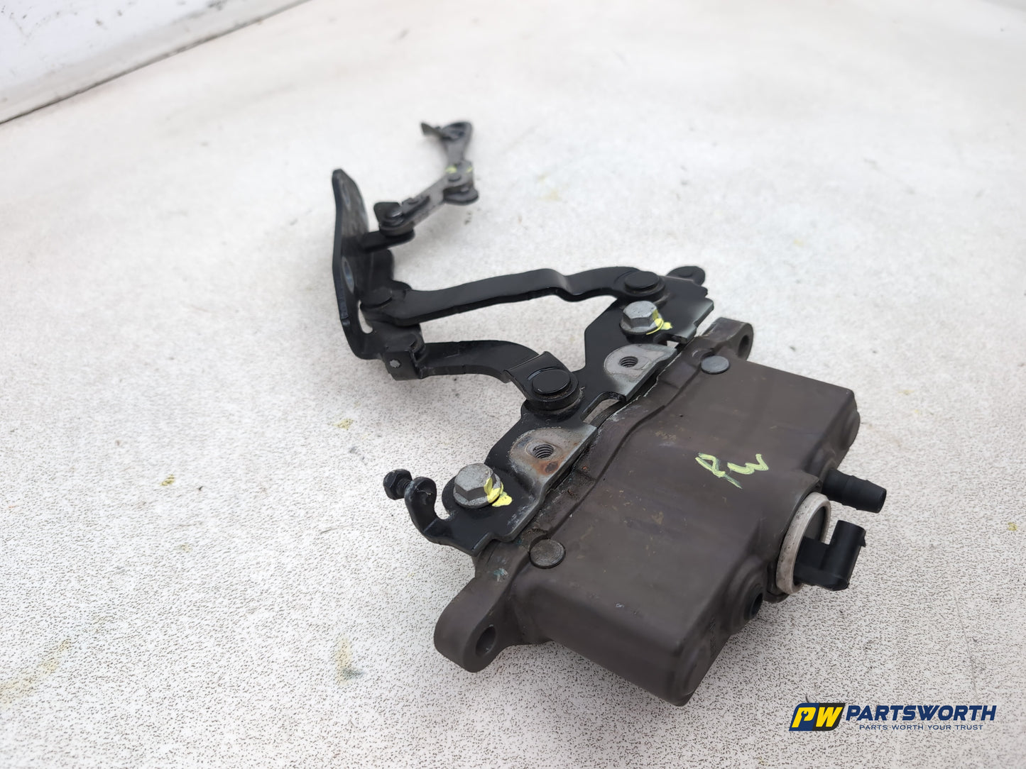 Mercedes-Benz E220 E-Class Saloon Bonnet Hinge Lh Passenger Side A2048800128 - photo 9