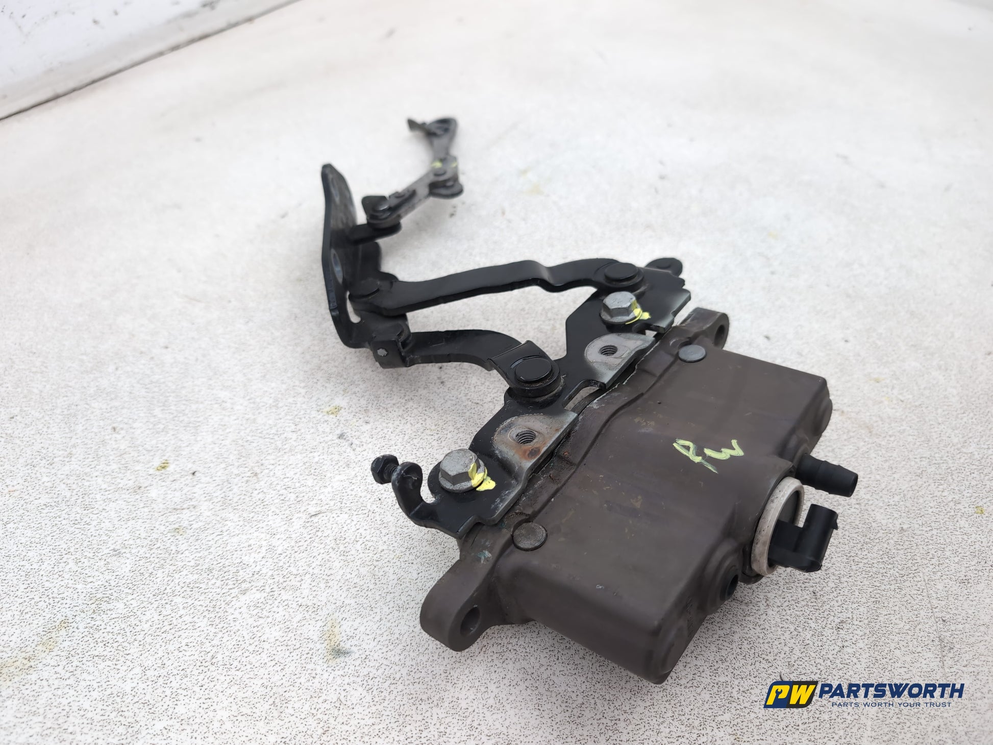 Mercedes-Benz E220 E-Class Saloon Bonnet Hinge Lh Passenger Side A2048800128 - photo 3