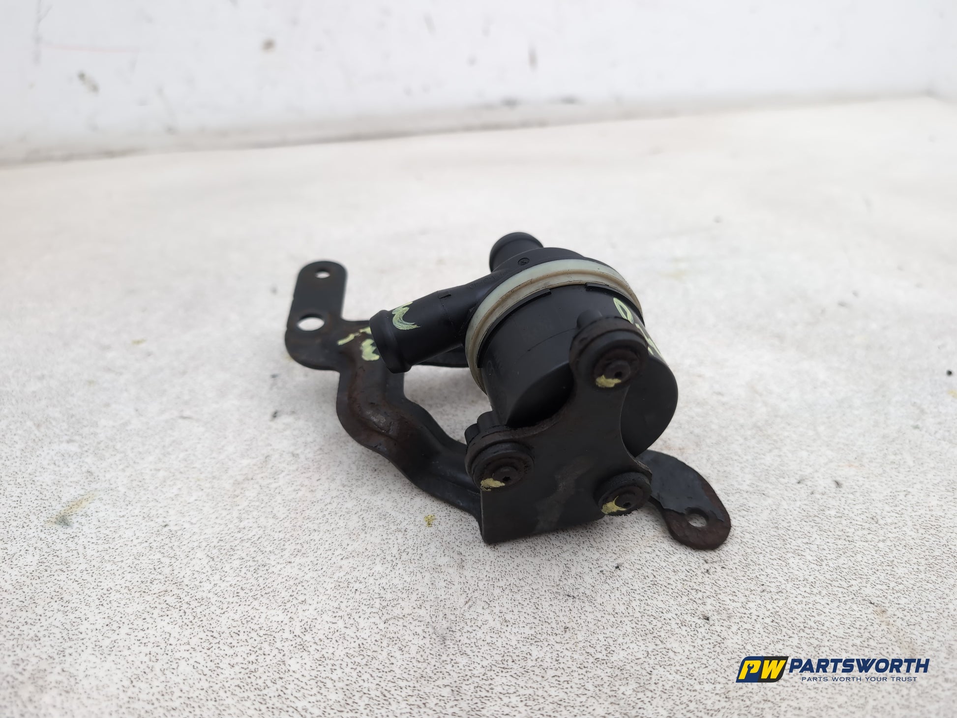 Audi A1 Contrast Edition 1.6l Diesel Auxiliary Water Pump 6r0965561a 2008-2012 - photo 3