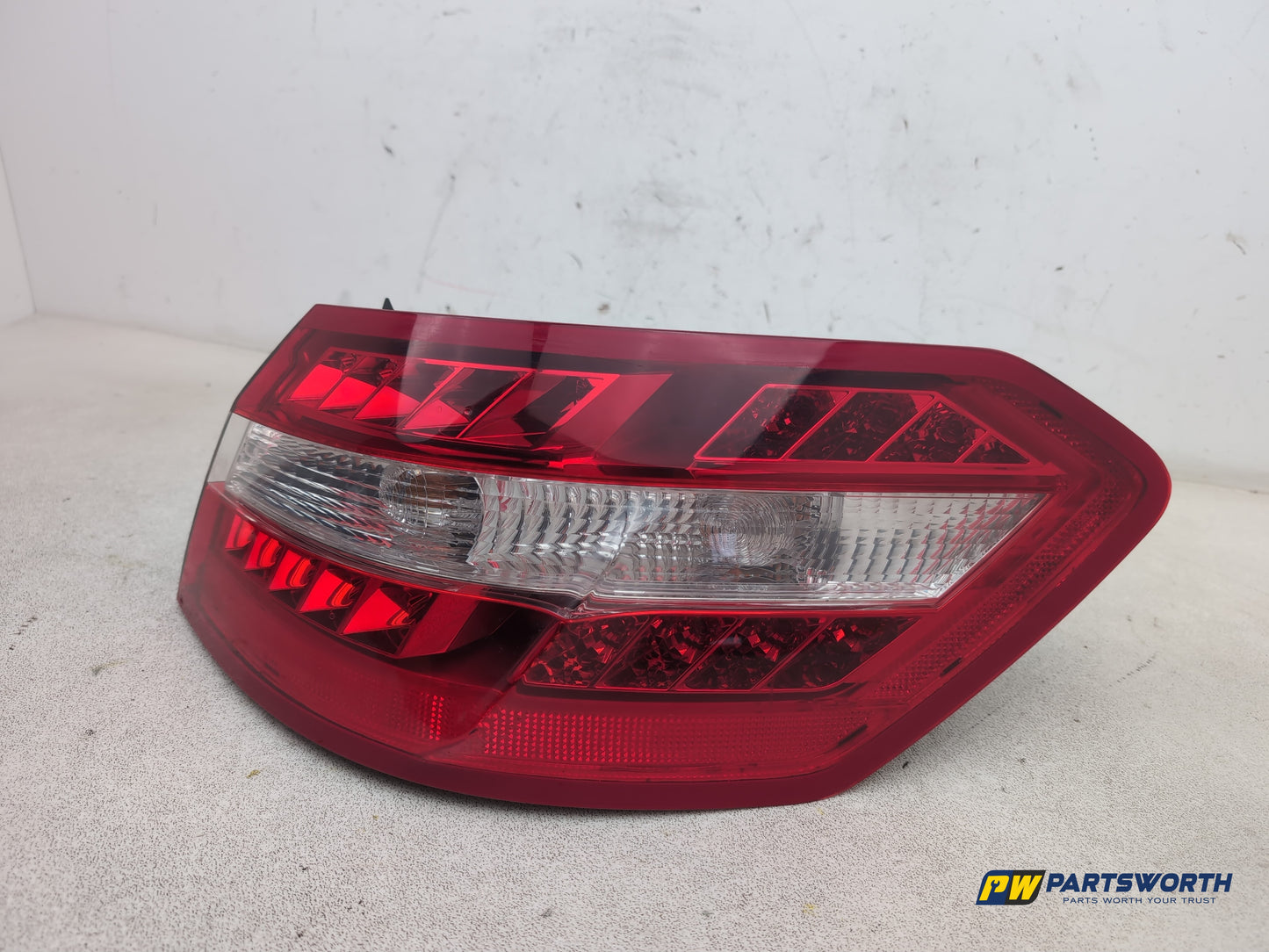 Mercedes-Benz E220 E-Class W212 Lamp Assembly Rear Rh Driver Side A2128200264 - photo 3
