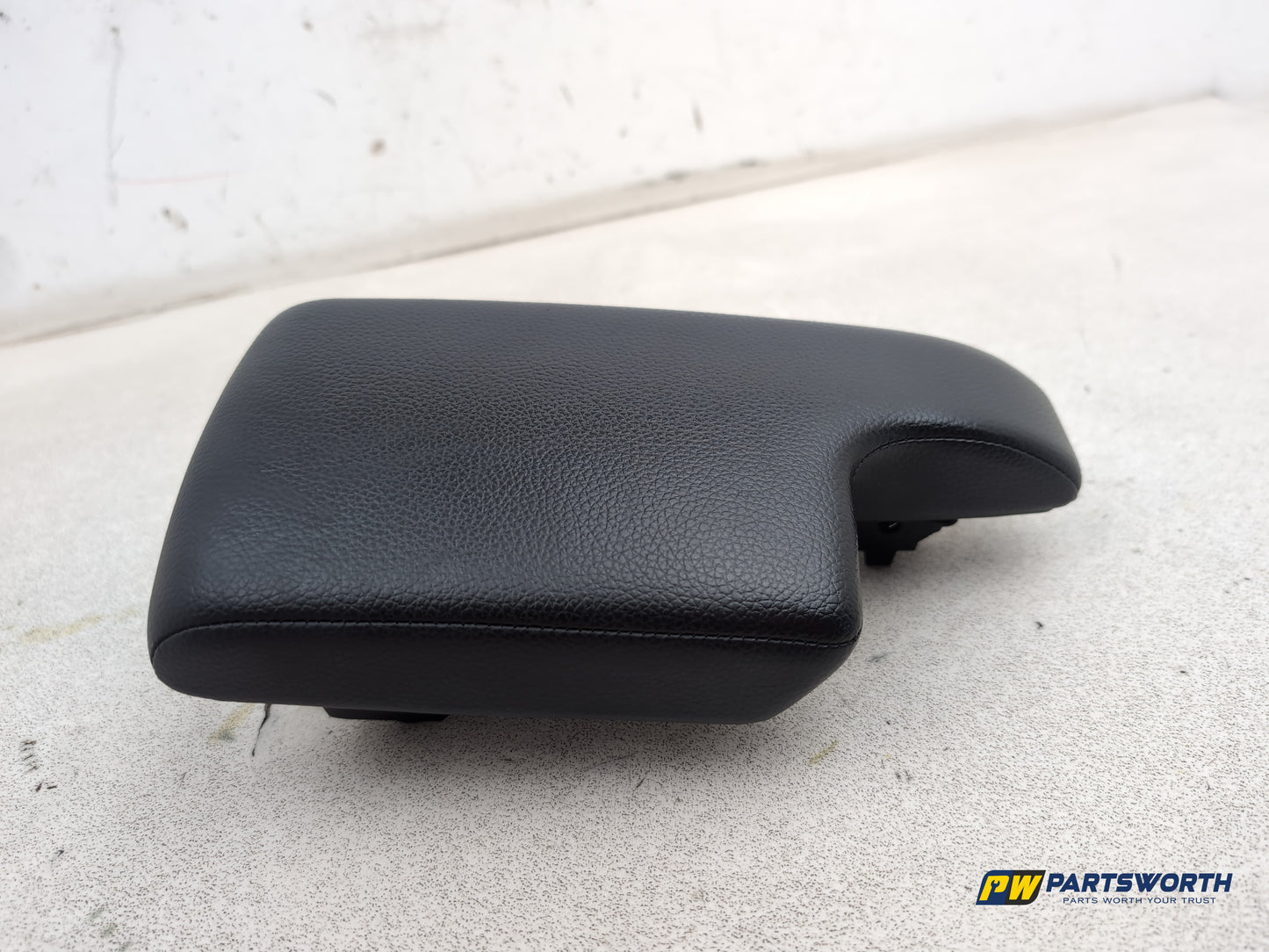 Mercedes-Benz B200 B-Class W245 Centre Console Armrest Black Leather A1696801939 - photo 3