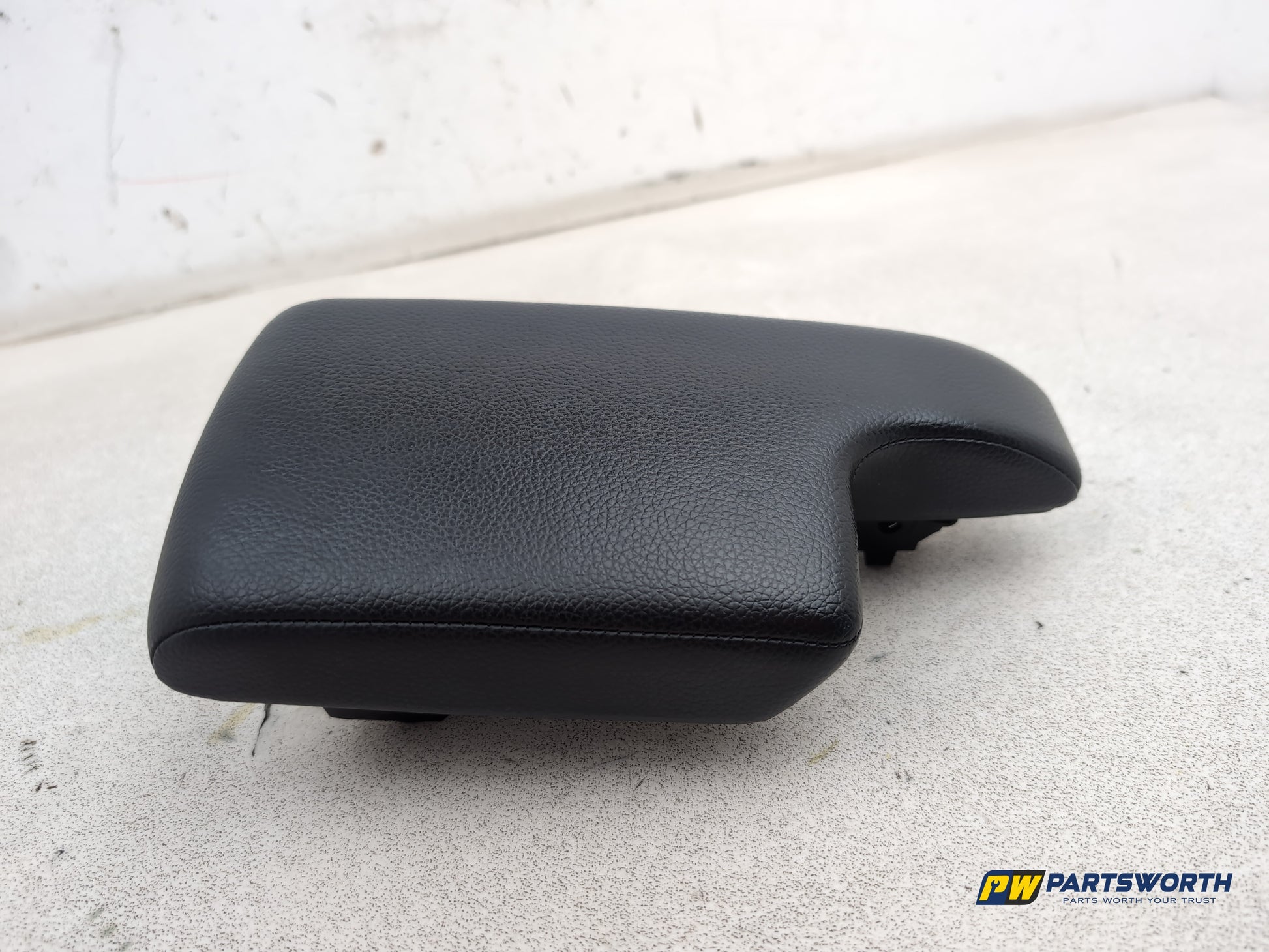 Mercedes-Benz B200 B-Class W245 Centre Console Armrest Black Leather A1696801939 - photo 3