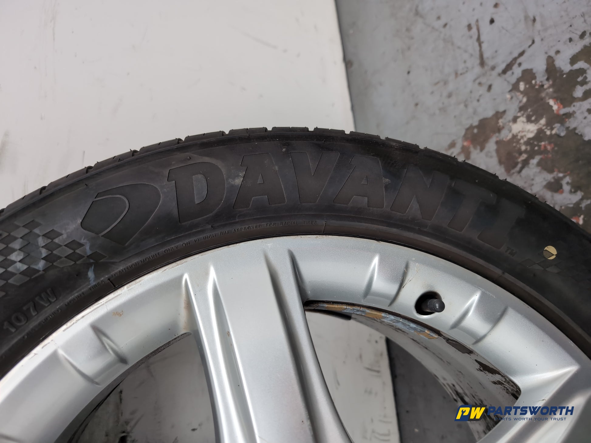 Mercedes R320 R-Class W251 Wheel With Tyre 255/50 R19 A2514011202 - photo 9