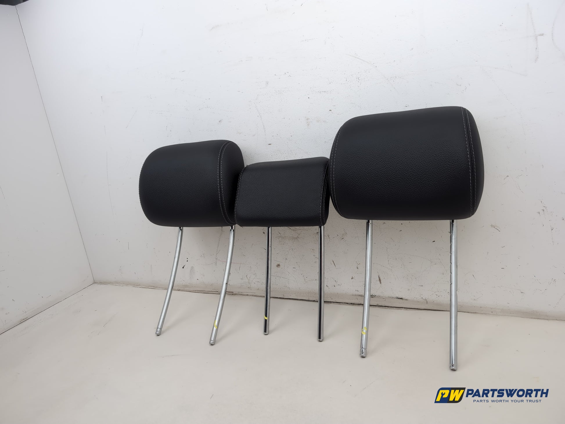 Mercedes R320 R-Class W251 Rear Second Row Leather Headrest Set 2006-2013 - photo 3