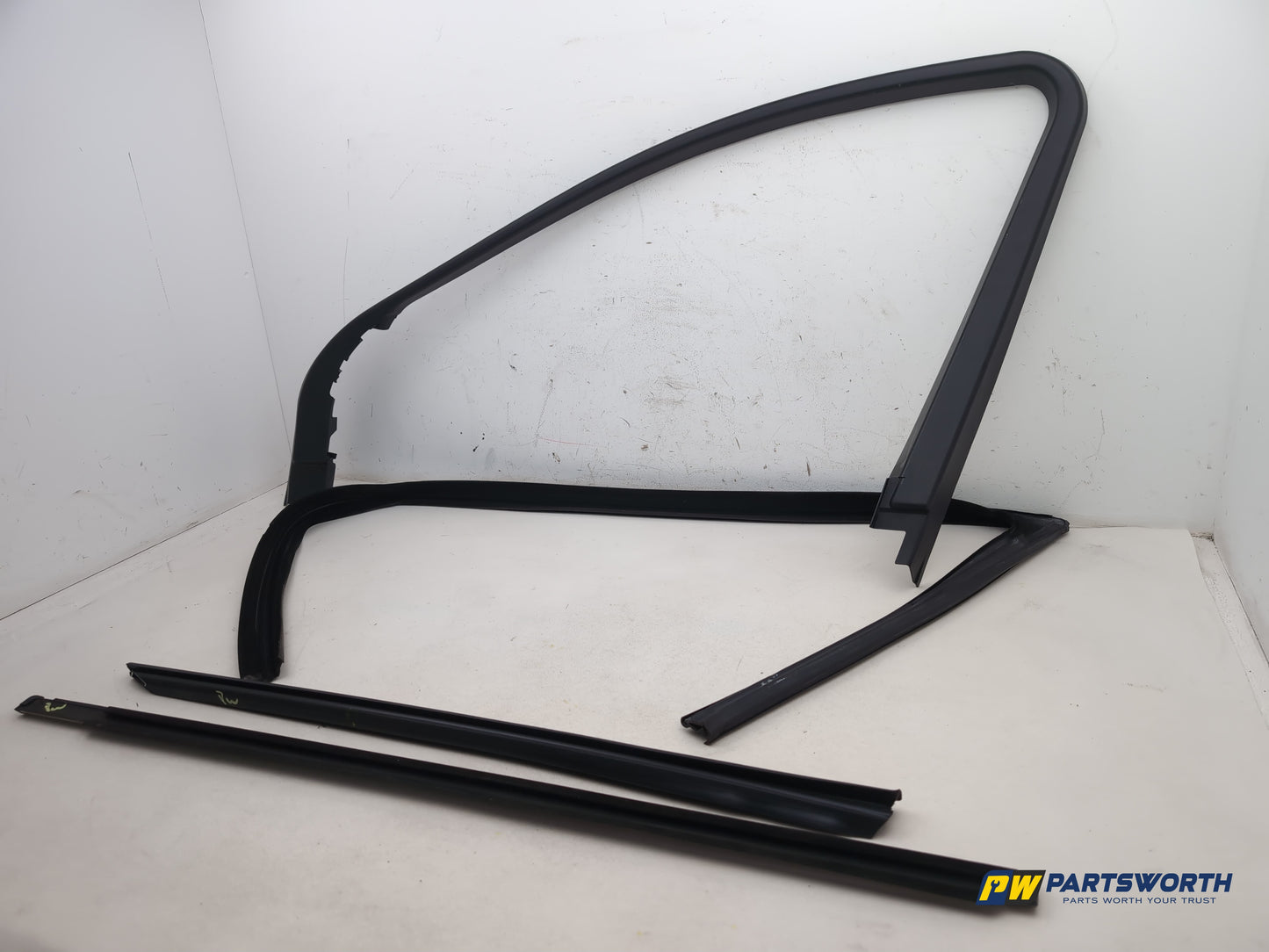 Mercedes R320 R-Class W251 Front Driver Window Rubber Seal And Trims 2006-2013 - photo 3
