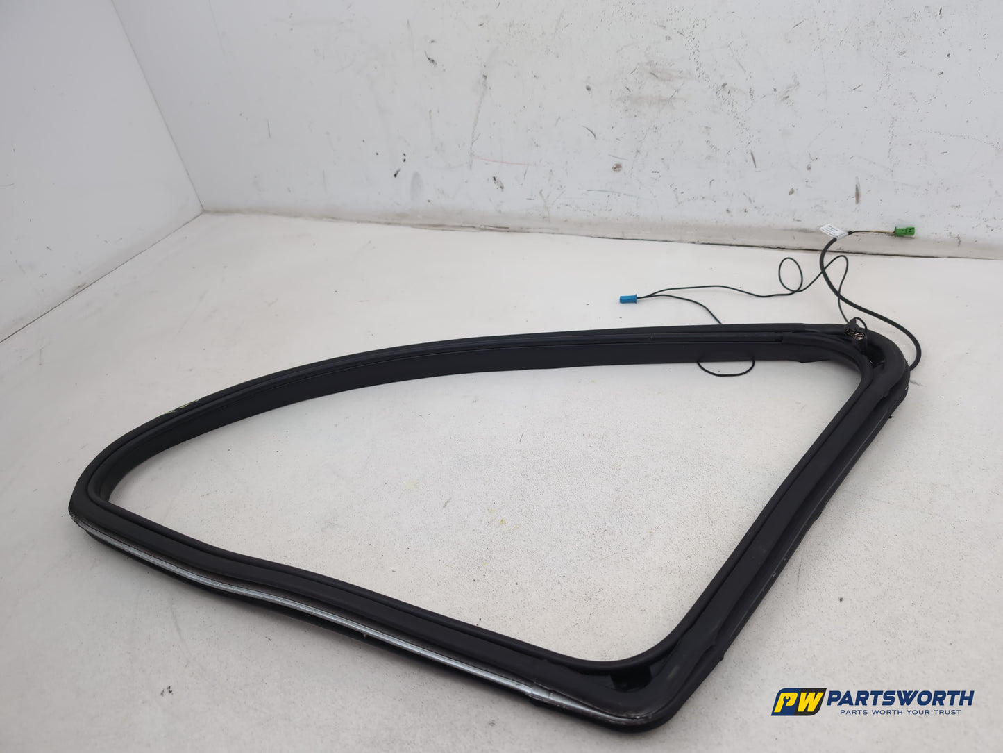 Mercedes R320 R-Class W251 Rear Right Quarter Window Frame Seal A2516702239 - photo 3