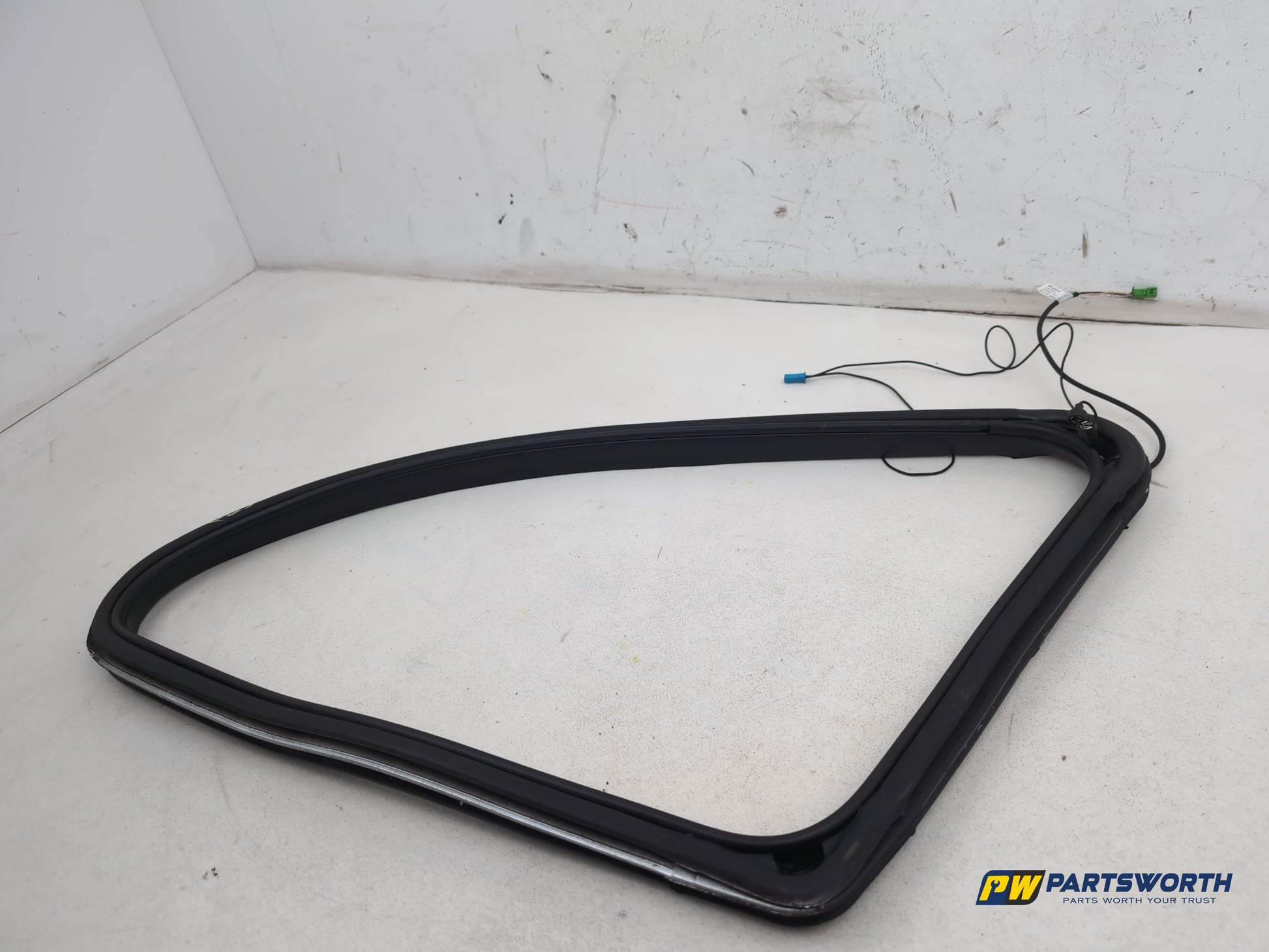 Mercedes R320 R-Class W251 Rear Right Quarter Window Frame Seal A2516702239 - photo 3