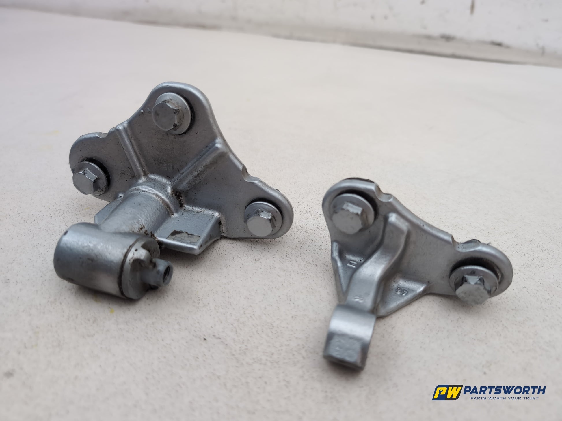 Mercedes R320 R-Class W251 Rear Left Door Hinge Pair 2006-2013 - photo 3