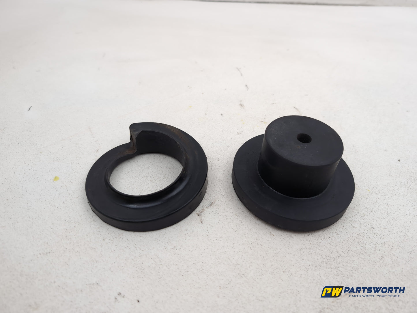 Mercedes R320 R-Class W251 Rear Coil Spring Mount 2006-2013 - photo 3