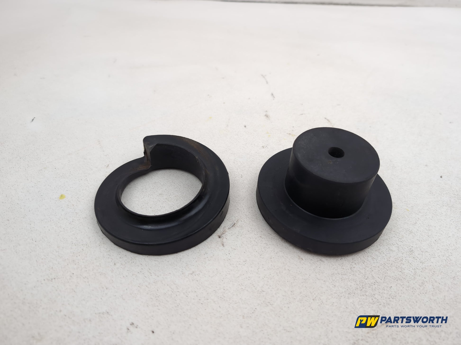 Mercedes R320 R-Class W251 Rear Coil Spring Mount 2006-2013 - photo 3