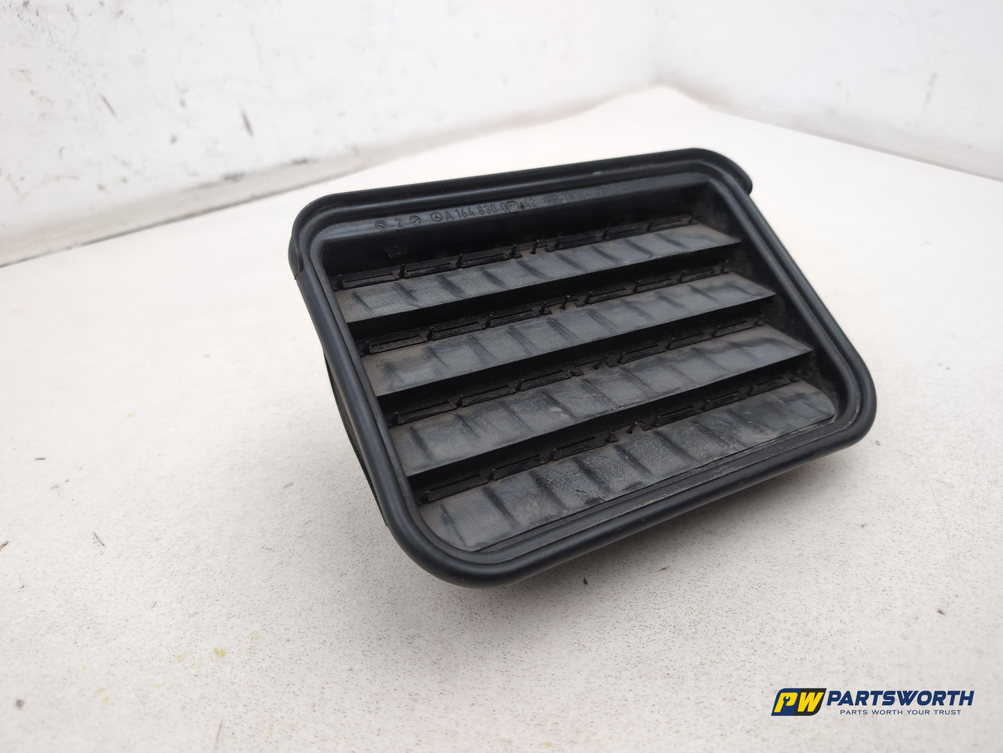 Mercedes R320 R-Class W251 Rear Right Ventilation Flap A1648300442 2006-2013 - photo 7