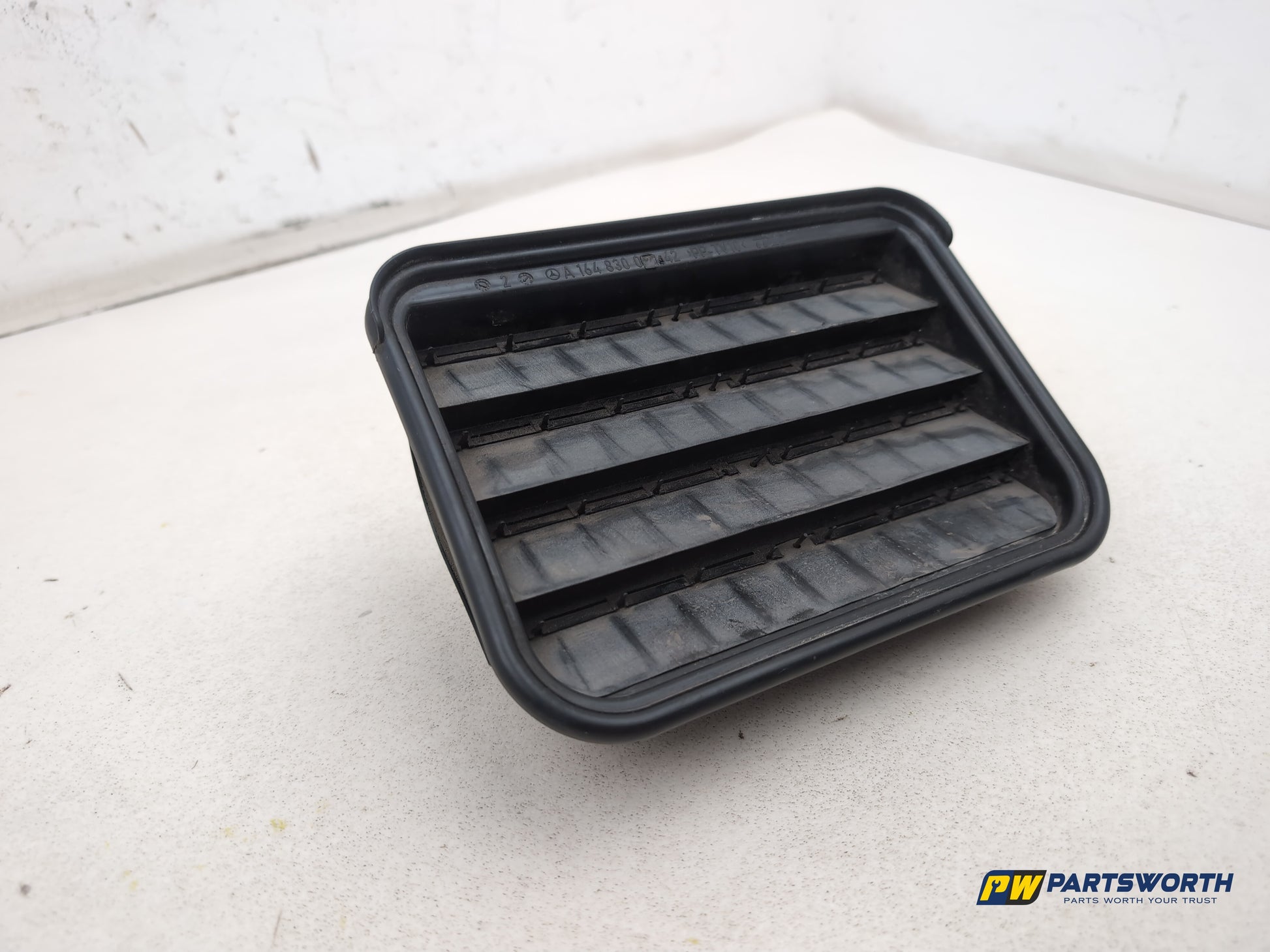 Mercedes R320 R-Class W251 Rear Right Ventilation Flap A1648300442 2006-2013 - photo 3