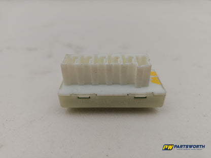 Mercedes W176 W205 W212 Voltage Converter Power Distributor Plug A0009820412 - photo 3