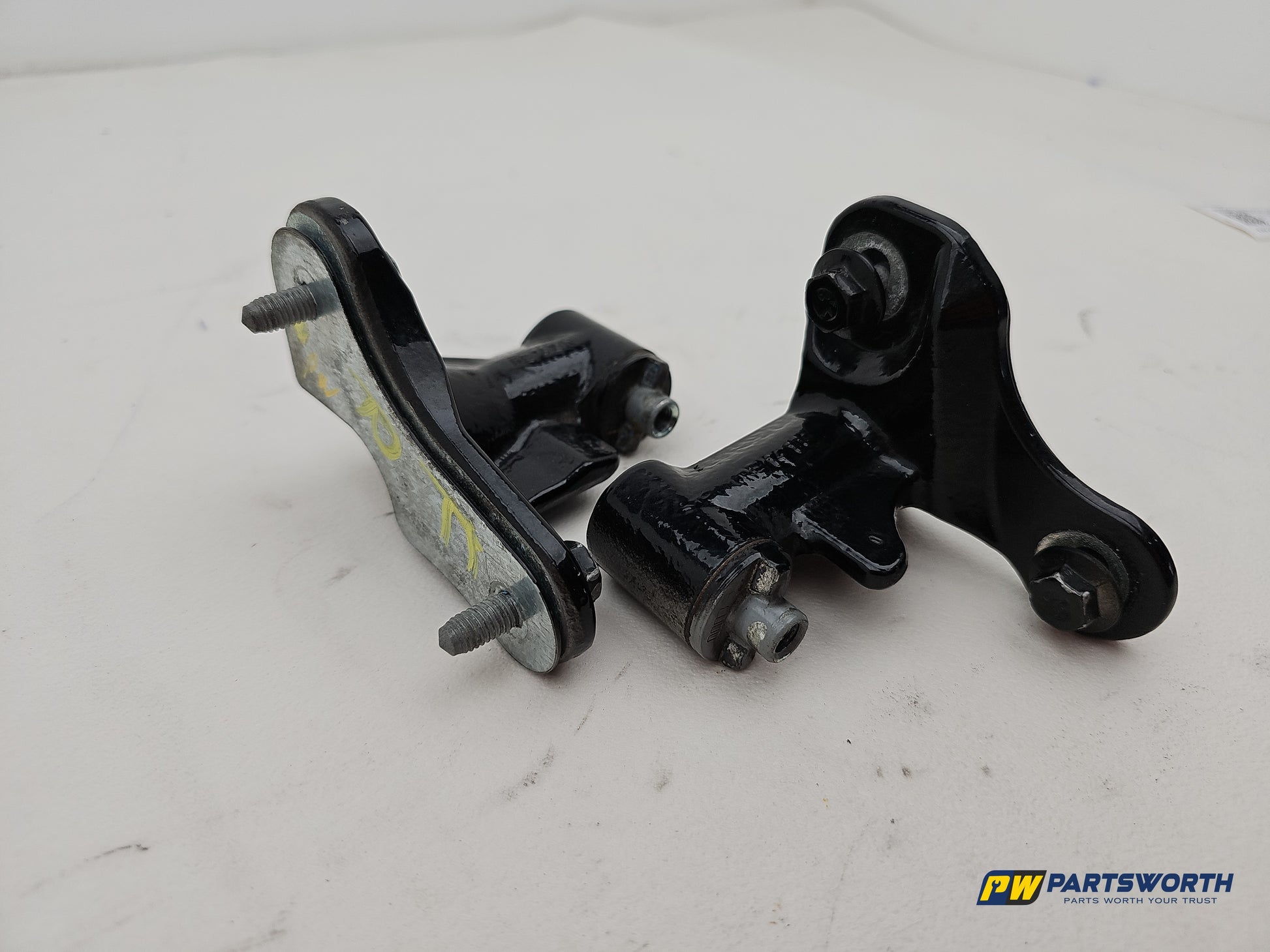 Mercedes-Benz B180 B-Class W246 Driver Side Front Door Hinge Pair 2011-2018 - photo 3