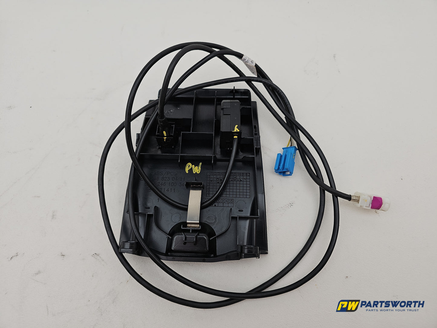 Mercedes-Benz B180 B-Class W246 Usb Socket Port Outlet With Trim A2468230411 - photo 3